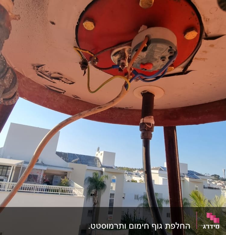 חיבורים חשמליים וצינורות בתחתית דוד שמש